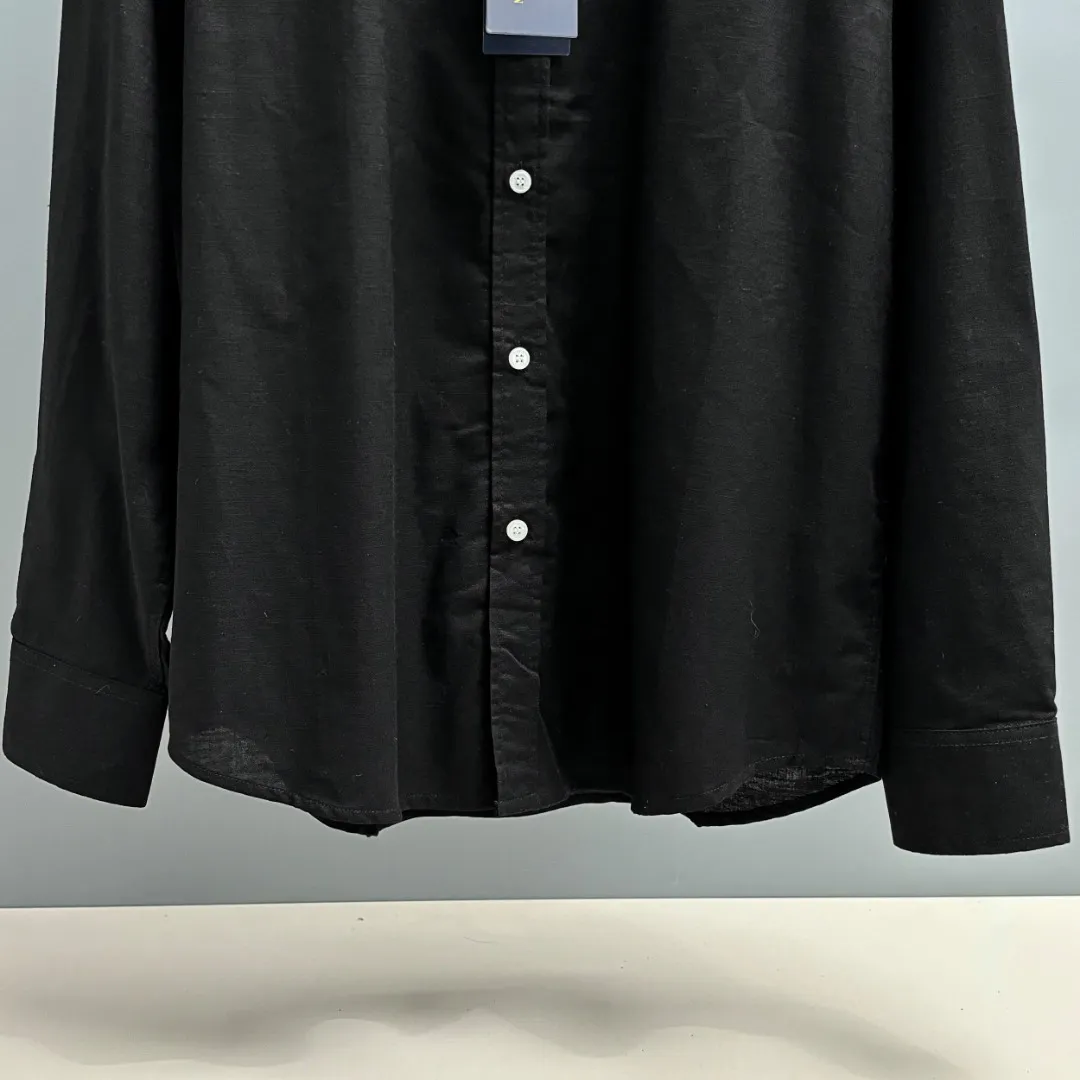 P210 Ralph Lauren/Ralph Lauren early autumn linen embroidered shirt is made of customized natural plant fiber linen fabric with unique bamboo texture and has a simple and simple beauty. It has a loose fit and a three-dimensional upper body. The lines are smooth and natural. From the shoulder line to the waist line and then to the hem, the line transition is smooth. There are no unnecessary folds or accumulations. The whole body is neat and stretched. The chest is embellished with the iconic pony embroidery. It is simple but highly recognizable. The embroidery thread has a natural color transition and the stitches are even and uniform in size. The stitches can also connect naturally and the lines are smooth and not stiff. Size: S M L XL
